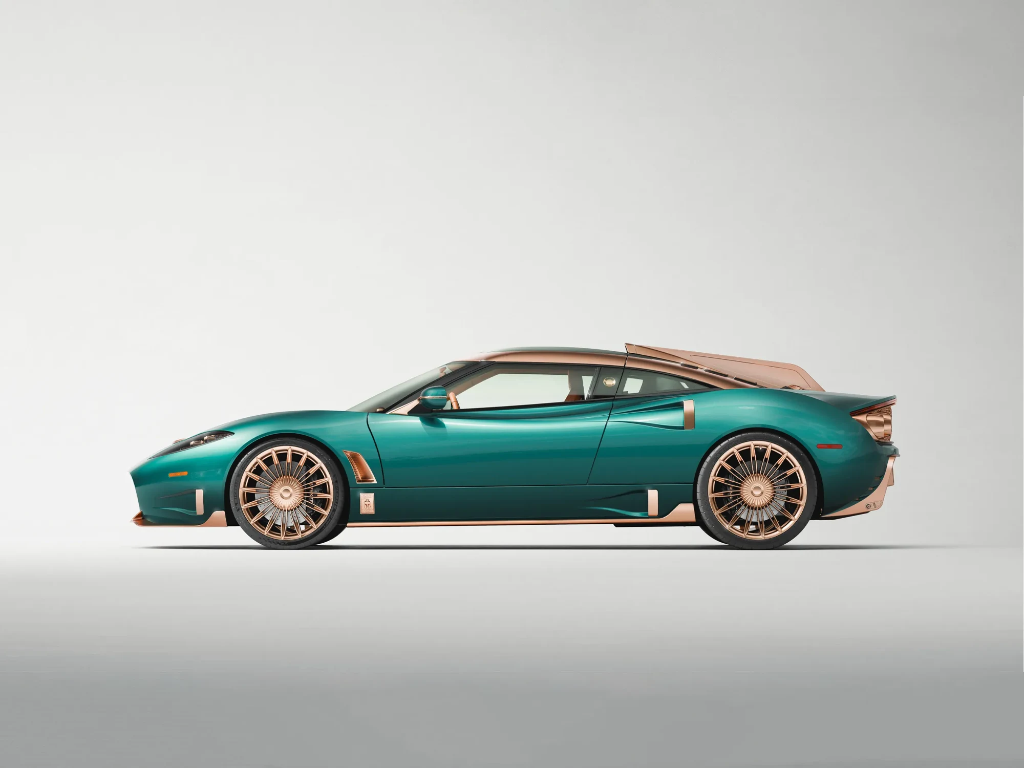 Side profile of the green Spyker C8 Preliator XXV, with rose-gold trim, canopy roof and sculpted intakes.